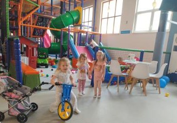 PRZEDSZKOLAKI W SALI ZABAW