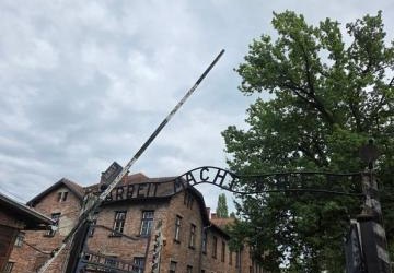 WYCIECZKA KLAS ÓSMYCH DO PSZCZYNY I OŚWIĘCIMIA – LEKCJA HISTORII I REFLEKSJI