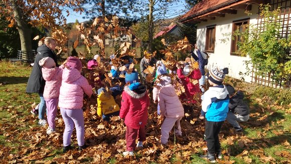 WYCIECZKA GRUPY 6-LATKÓW DO SKANSENU JĘDRZEJKÓWKA W LASKOWEJ