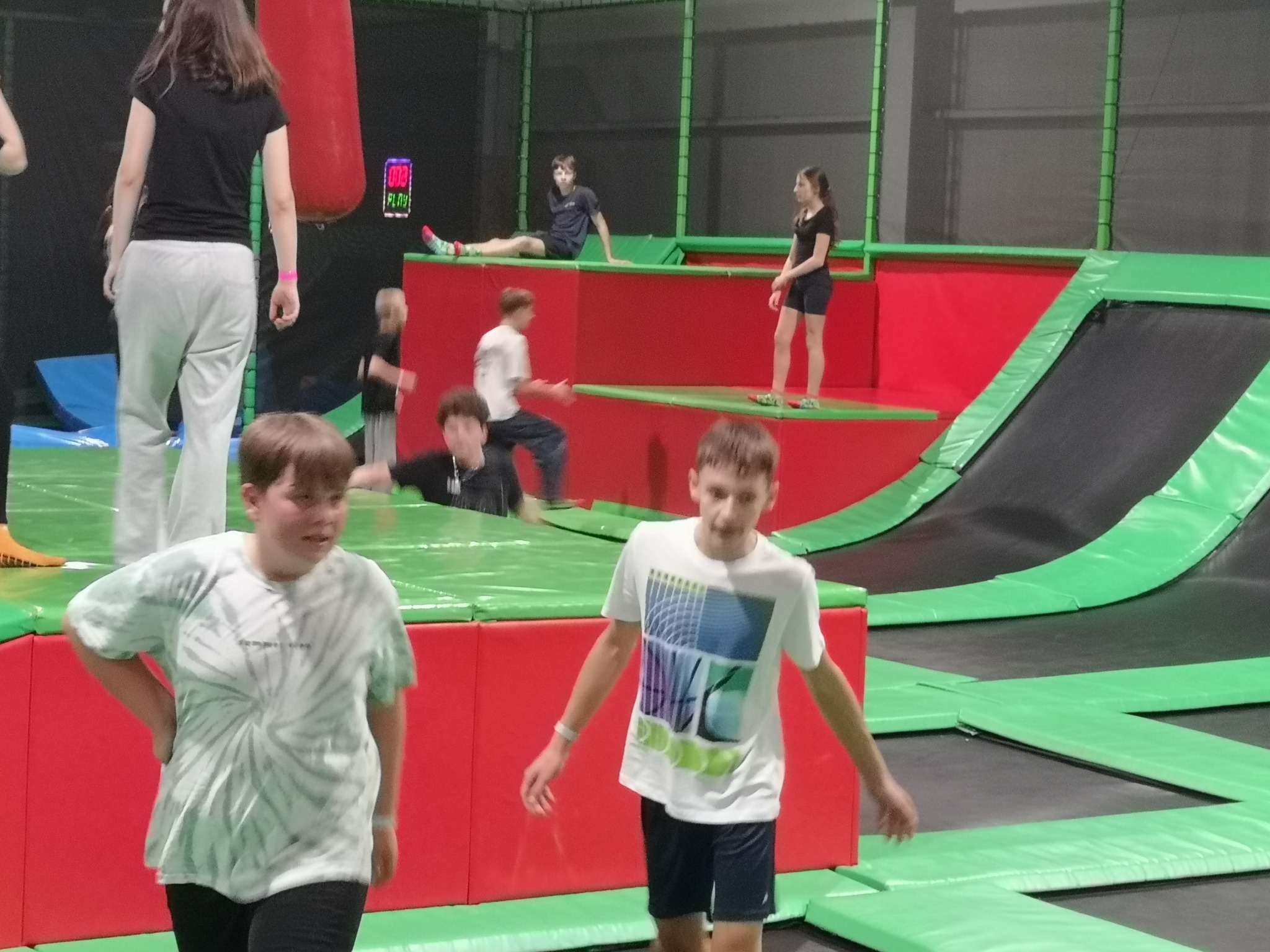 AKTYWNA LEKCJA MATEMATYKI W PARKU TRAMPOLIN GOJUMP