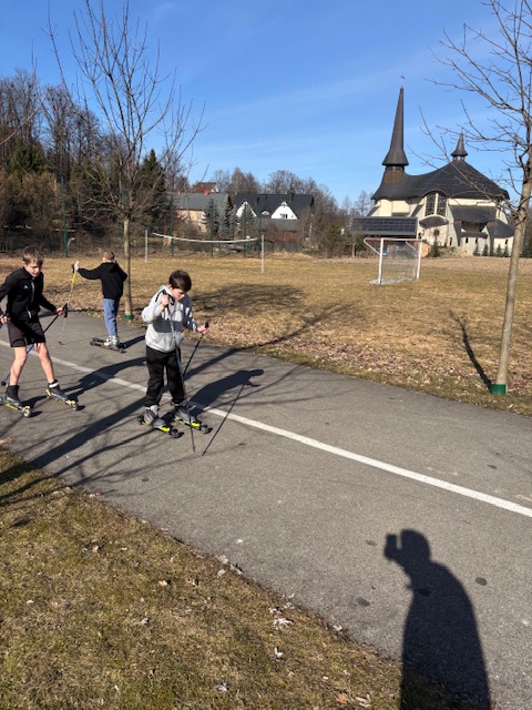 LEKCJE WYCHOWANIA FIZYCZNEGO NA NARTACH I NARTOROLKACH