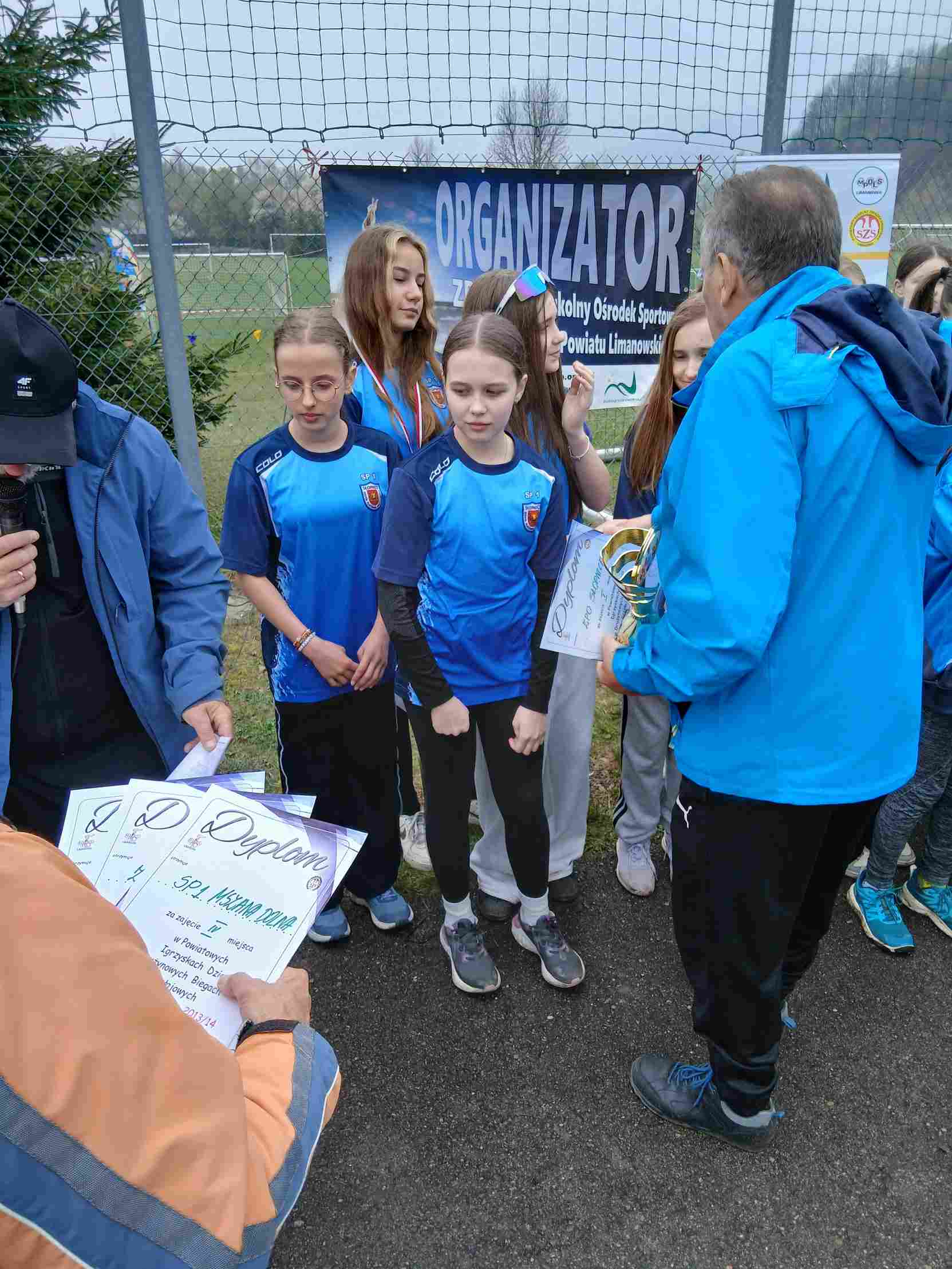 ZAWODY DRUŻYNOWE W BIEGACH PRZEŁAJOWYCH MSZANA DOLNA