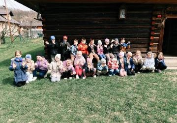 WYCIECZKA ZERÓWEK 6-LATKI B I 6-LATKI C DO SKANSENU JĘDRZEJKÓWKA W LASKOWEJ