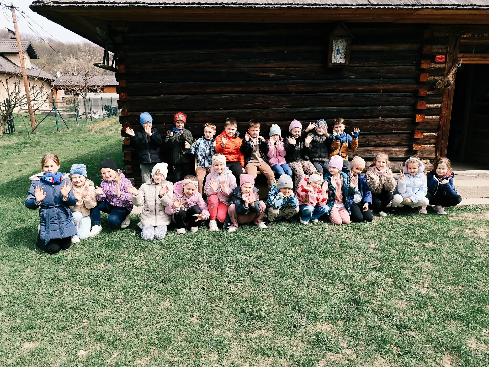 WYCIECZKA ZERÓWEK 6-LATKI B I 6-LATKI C DO SKANSENU JĘDRZEJKÓWKA W LASKOWEJ