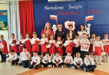 DZIŚ GRUPA 6-LATKI „C” Z DUMĄ WYSTĄPIŁA NA AKADEMII Z OKAZJI UCHWALENIA KONSTYTUCJI 3 MAJA.