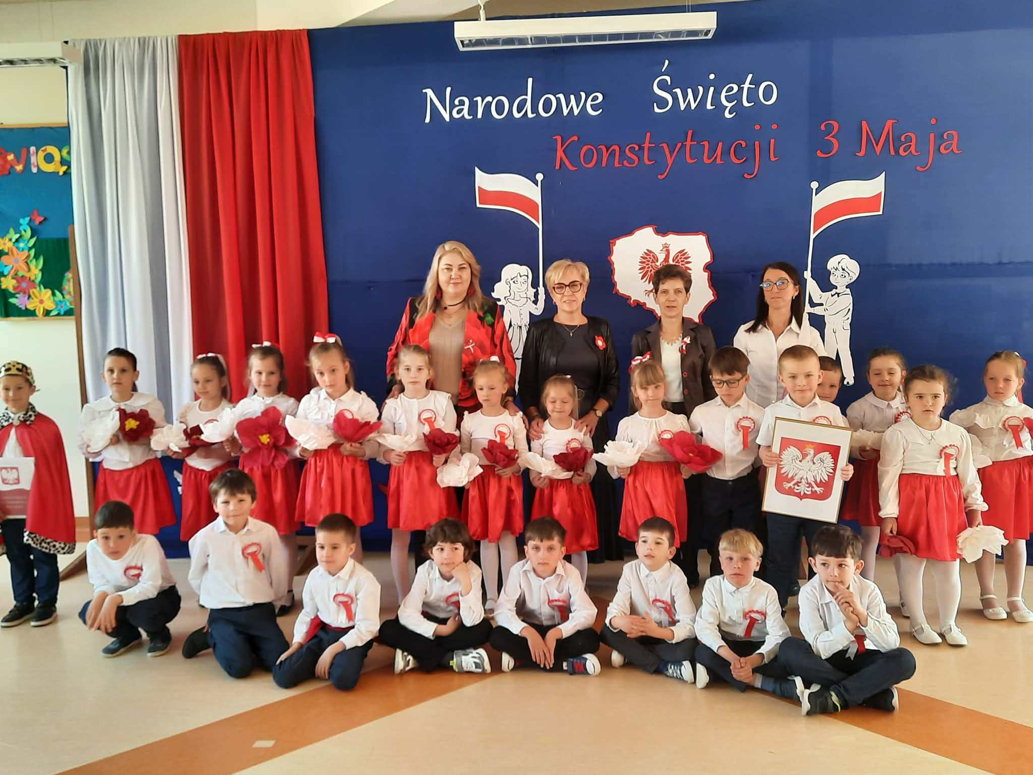 DZIŚ GRUPA 6-LATKI „C” Z DUMĄ WYSTĄPIŁA NA AKADEMII Z OKAZJI UCHWALENIA KONSTYTUCJI 3 MAJA.
