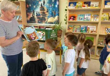 „W KRÓLESTWIE KSIĄŻEK” – WIZYTA PRZEDSZKOLAKÓW W BIBLIOTECE