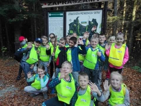 UCZNIOWIE NA ŚCIEŻCE EDUKACYJNEJ