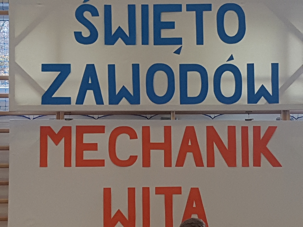 UCZNIOWIE NA ŚWIĘCIE ZAWODÓW