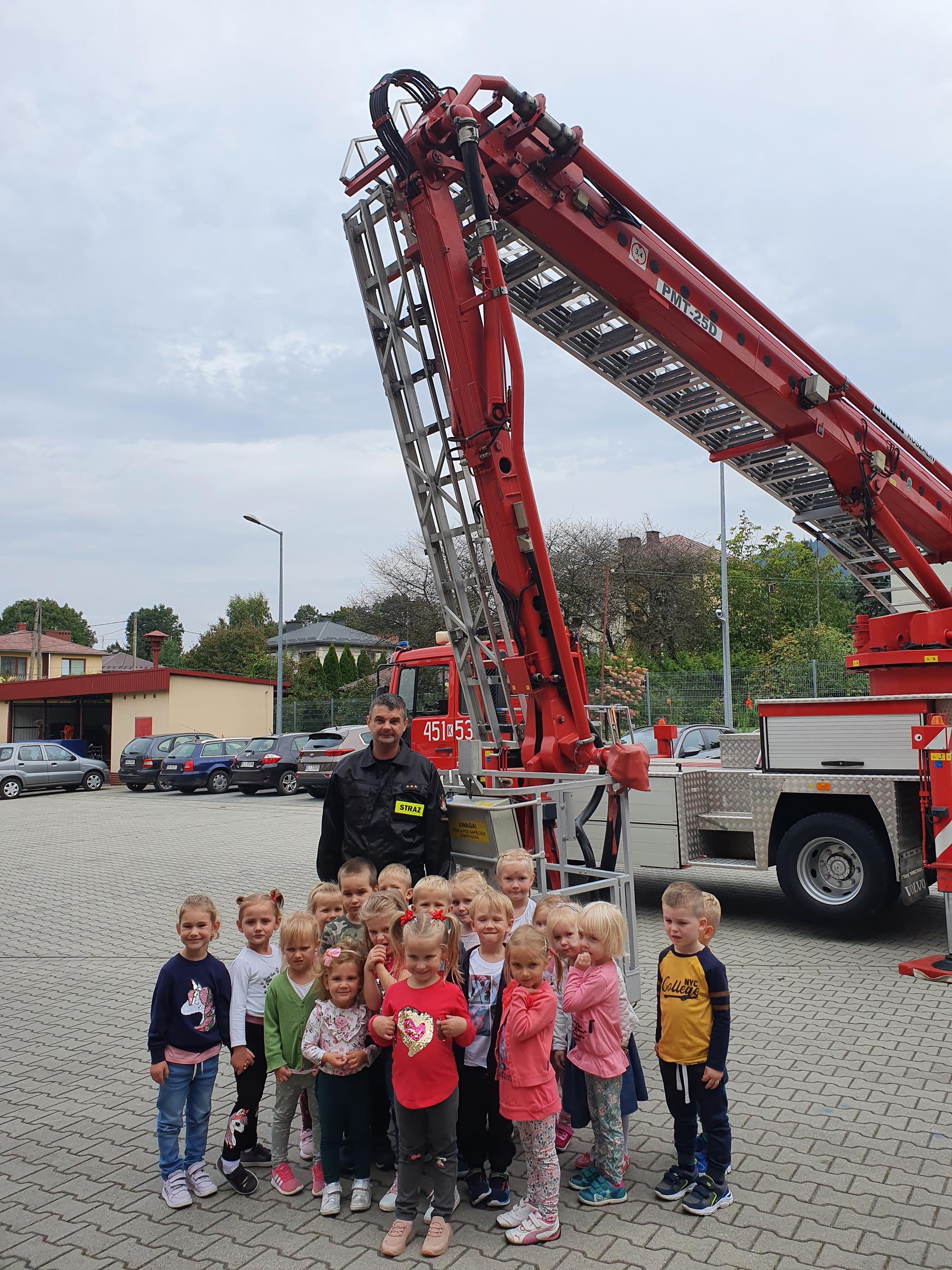 PRZEDSZKOLAKI W SALI EDUKACYJNEJ OGNIK