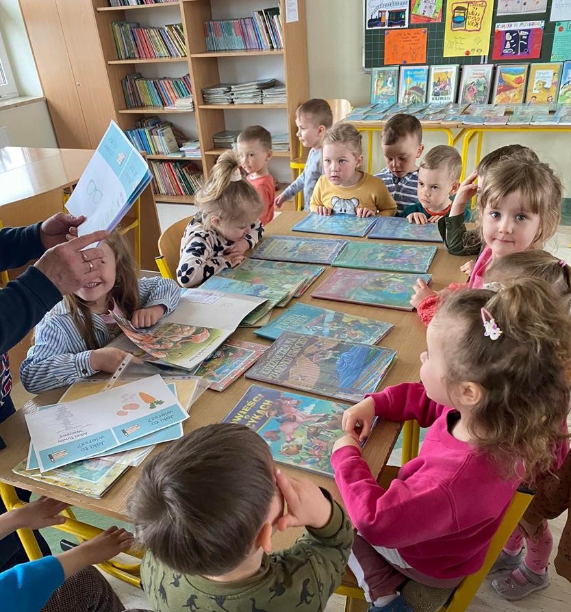 PIERWSZA WIZYTA PRZEDSZKOLAKÓW W BIBLIOTECE