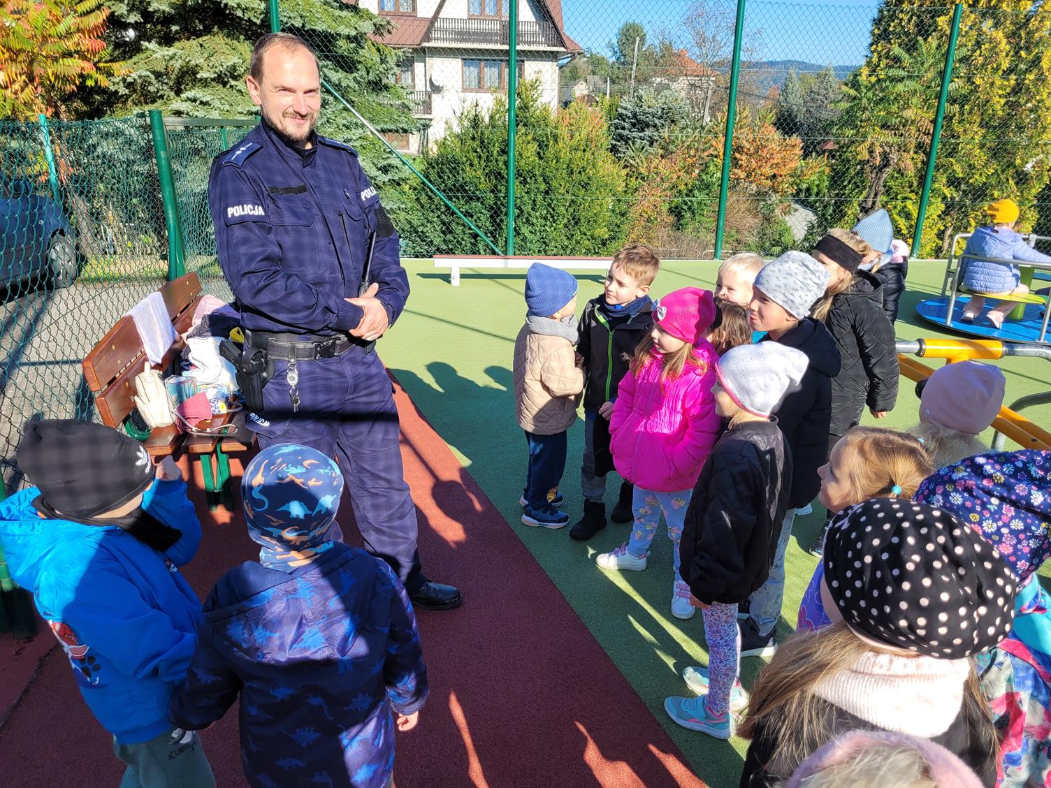 SPOTKANIE UCZNIÓW KLAS I Z POLICJANTEM