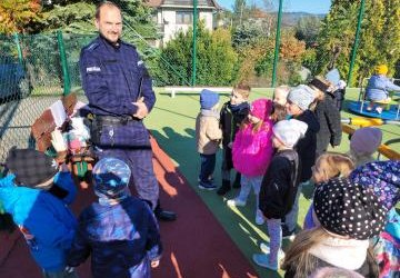 SPOTKANIE UCZNIÓW KLAS I Z POLICJANTEM